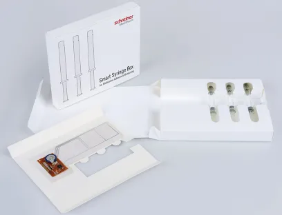 Die Smart Syringe Box ermöglicht digitales Tracking und Temperaturüberwachung in klinischen Studien, Bild: Schreiner Medipharm Die Smart Syringe Box von Schreiner Medipharm ermöglicht digitales Tracking und Temperaturüberwachung in klinischen Studien.
