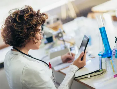 Siemens erweitert KI-gestütztes Siemens Xcelerator-Portfolio im Bereich Life Sciences und schafft einen durchgängigen digitalen Faden, der Daten aus Forschung und Entwicklung bis hin zur Produktion miteinander verknüpft, Bild: Siemens Siemens erweitert KI-gestütztes Siemens Xcelerator-Portfolio im Bereich Life Sciences und schafft einen durchgängigen digitalen Faden, der Daten aus Forschung und Entwicklung bis hin zur Produktion miteinander verknüpft