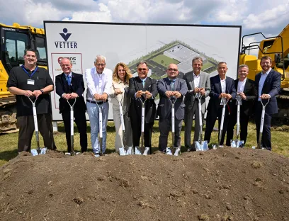 Teilnehmer der feierlichen Zeremonie zum Baubeginn des neuen klinischen Produktionsstandorts (v.l.n.r.): Tom Kikta, Wolfgang Kerkhoff, Gunther Strothe, Dr. Susanne Lemaine, Senator h.c. Udo J. Vetter, Andrew Goczkowski, Thomas Otto, Thomas Rübekeil, Henryk Badack, RT Evans, Bild: Vetter Pharma Vetter Pharma International GmbH: Teilnehmer der feierlichen Zeremonie zum Baubeginn des neuen klinischen Produktionsstandorts (von links nach rechts): Tom Kikta, Wolfgang Kerkhoff, Gunther Strothe, Dr. Susanne Lemaine, Senator h.c. Udo J. Vetter, Andrew Goczkowski, Thomas Otto, Thomas Rübekeil, Henryk Badack, RT Evans.