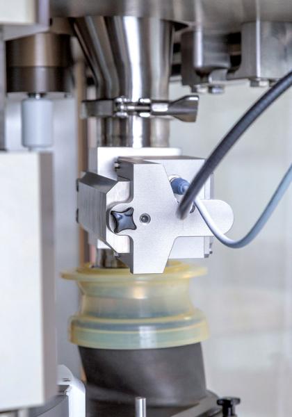 In den Produktionsprozess integrierter Nahinfrarotsensor im Füllrohr einer Rundläufertablettenpresse (BU-Messkopf).