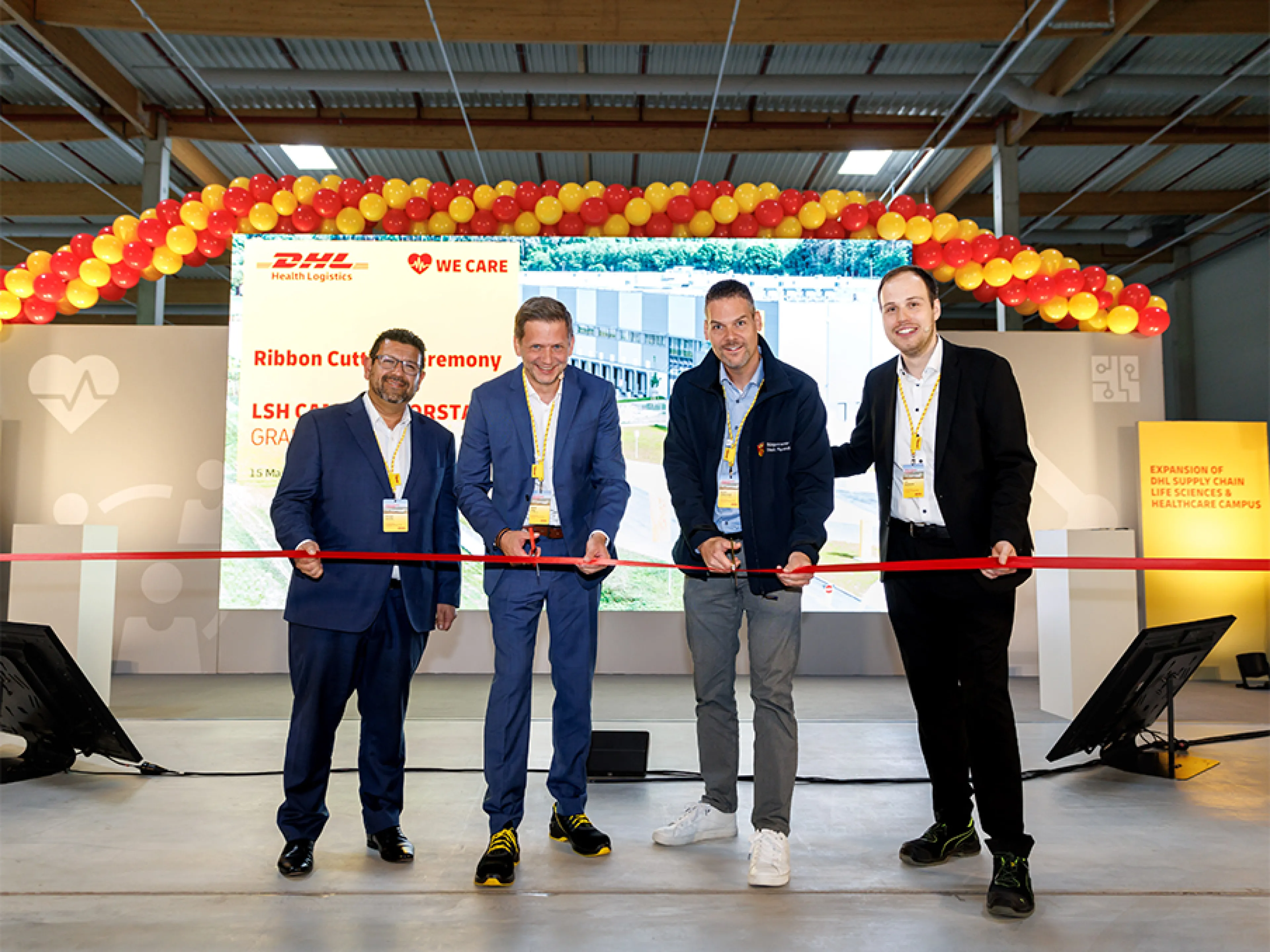 v.l.n.r. Michael Gardner, Head of Pharma Specialized Network, Rainer Haag, CEO DHL Supply Chain Germany & Alps, Daniel Imbescheid, Bürgermeister Stadt Florstadt, und Jan Zschiesche, Business Unit Director LSH bei DHL Supply Chain Germany & Alps, Bild: DHL v.l.n.r. Michael Gardner, Head of Pharma Specialized Network, Rainer Haag, CEO DHL Supply Chain Germany & Alps, Daniel Imbescheid, Bürgermeister Stadt Florstadt, and Jan Zschiesche, Business Unit Director LSH at DHL Supply Chain Germany & Alps.