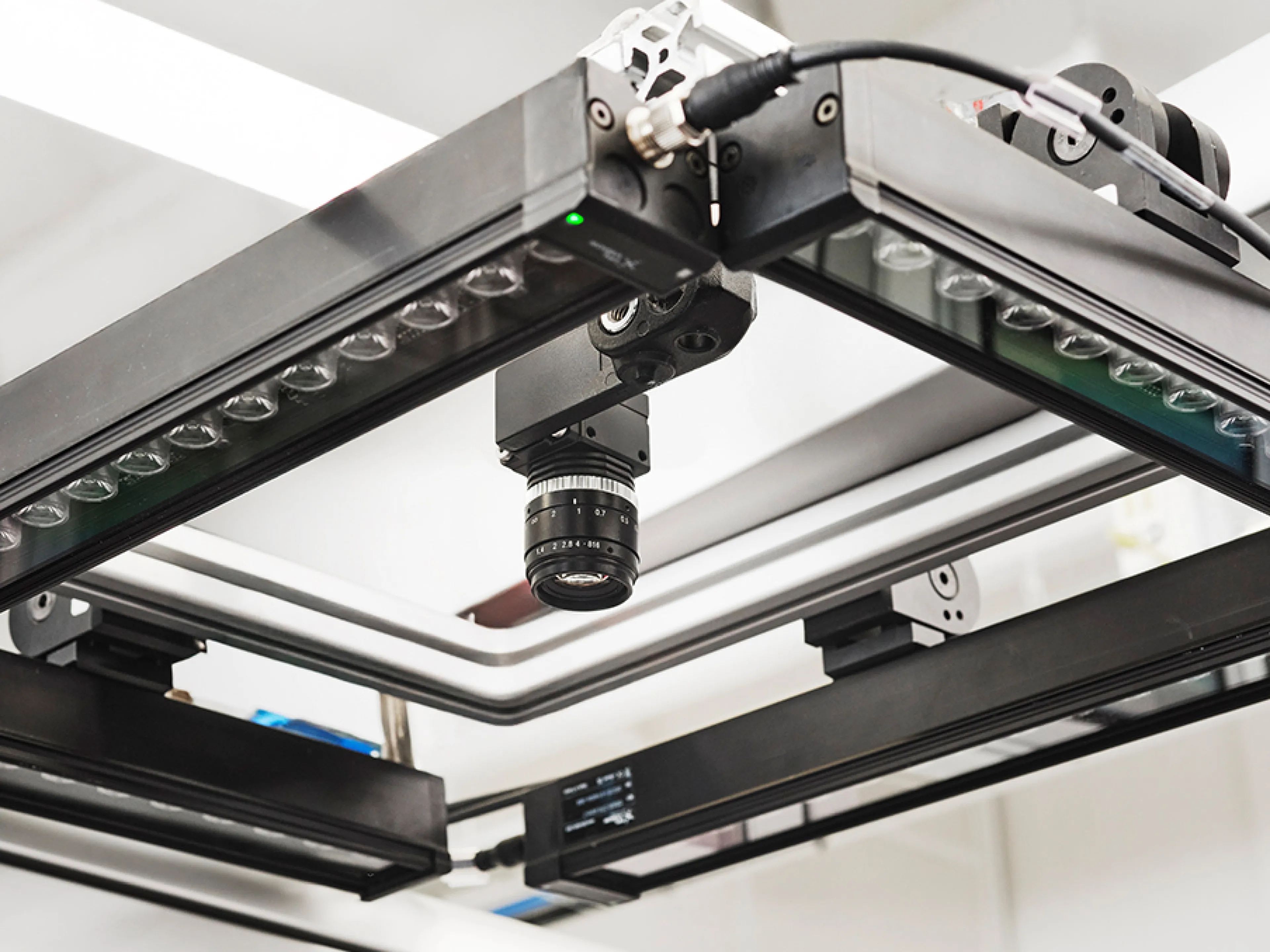 Automatisierte Bildverarbeitung im Einsatz in der Impfstoffherstellung, Bild: Omron Automatisierte Bildverarbeitung von Omron im Einsatz in der Impfstoffherstellung