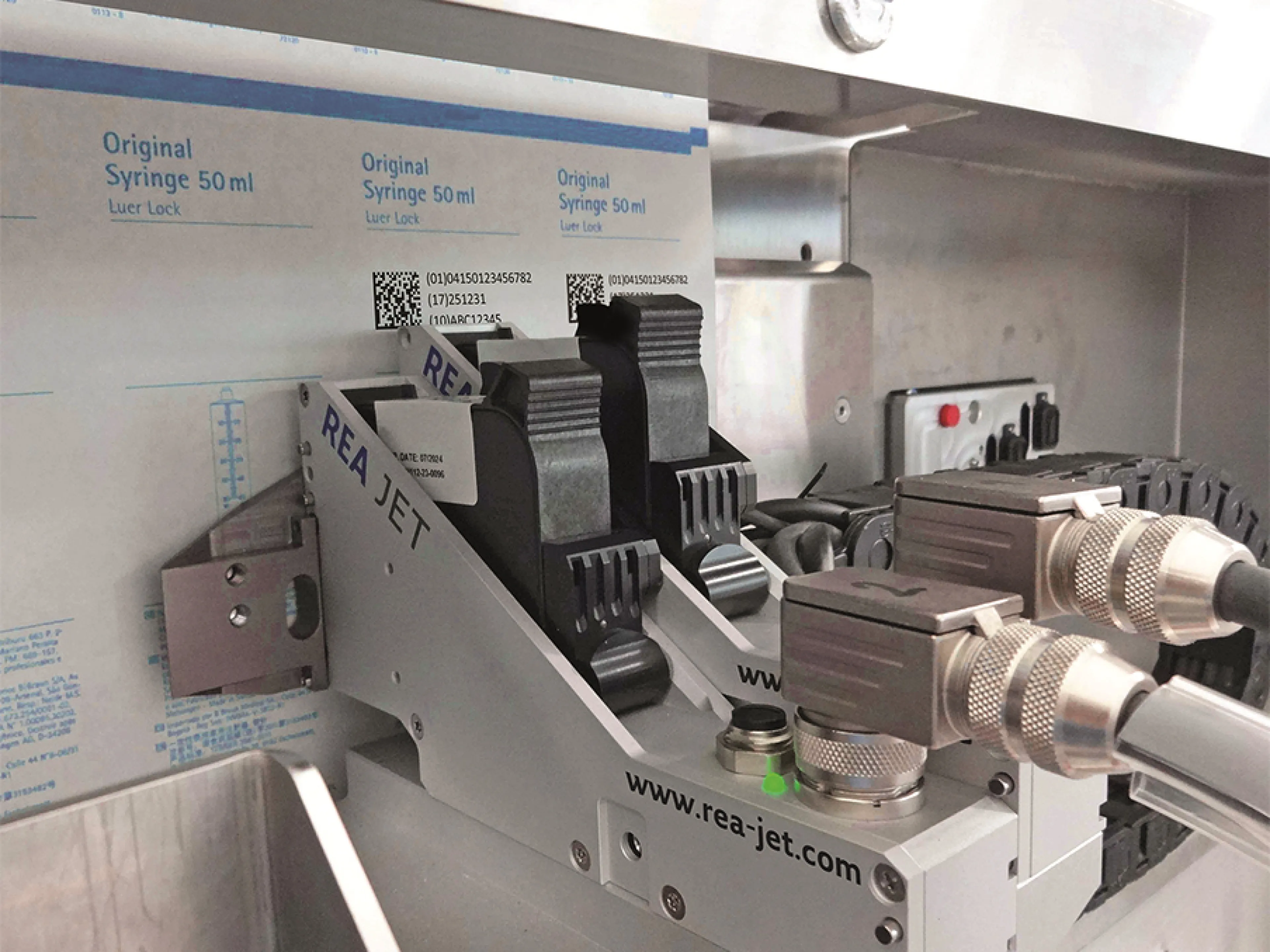 REA-Systeme für regularienkonforme Produkt- und Verpackungskennzeichnung, hier: UDI-Kennzeichnung mit einem Tintenstrahldrucker, Bild: Rea Elektronik REA-Systeme für regularienkonforme Produkt- und Verpackungskennzeichnung, hier: UDI-Kennzeichnung mit dem Tintenstrahldrucker