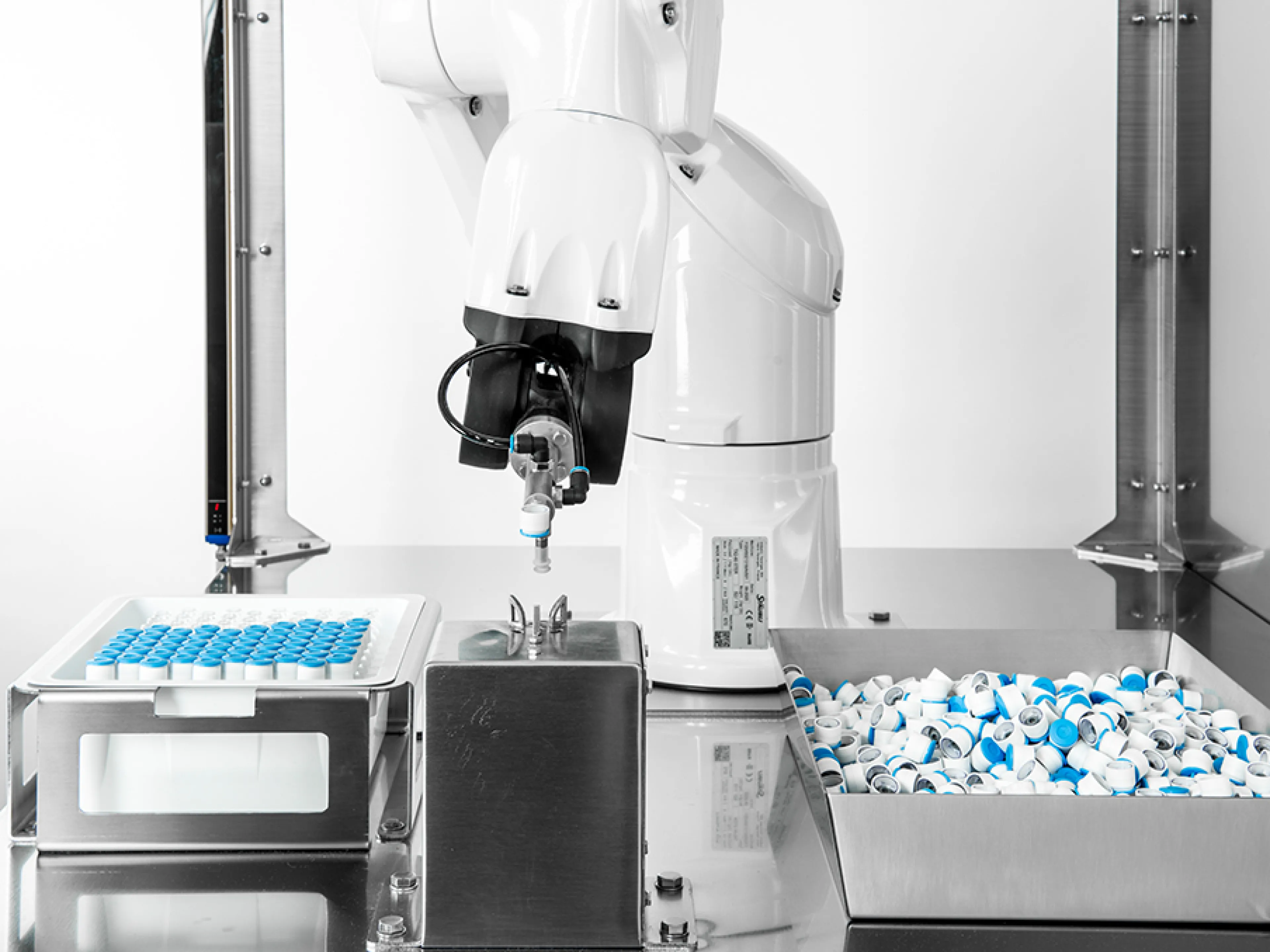 Die robotergestützte Lösung für die Entnahme mit einem 3D-Vision-System in der Phar-maindustrie soll jegliche Art von Kontamination bei der Primärverpackung vermeiden, Bild: Steriline Die robotergestützte Lösung für die Entnahme mit einem 3D-Vision-System in der Phar-maindustrie soll jegliche Art von Kontamination bei der Primärverpackung vermeiden