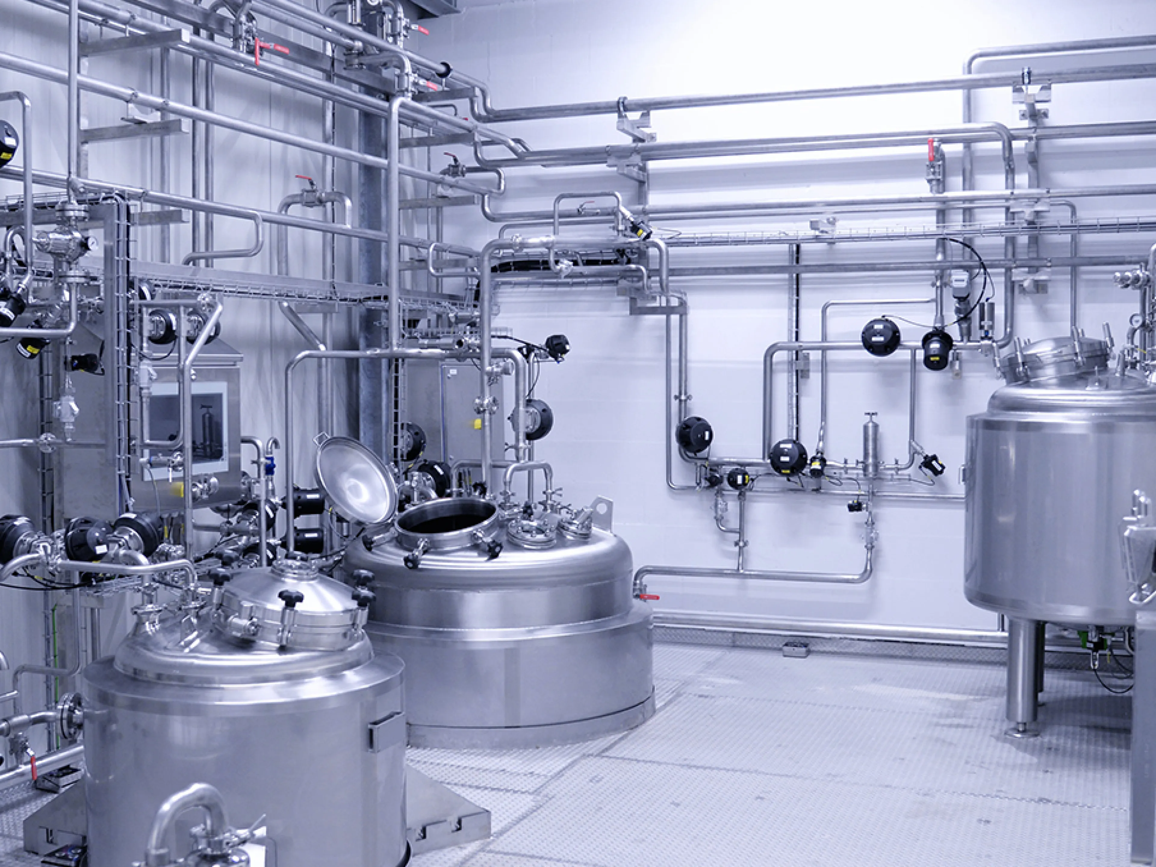 Die wachsende Komplexität pharmazeutischer Wirkstoffe und der Aufschwung biotechnologischer Verfahren in den 1980er- und 1990er-Jahren machten den Einsatz hochpräziser Anlagentechnik unverzichtbar, Bild: Wellmann Anlagentechnik Die wachsende Komplexität pharmazeutischer Wirkstoffe und der Aufschwung biotechnologischer Verfahren in den 1980er- und 1990er-Jahren machten den Einsatz hochpräziser Anlagentechnik unverzichtbar
