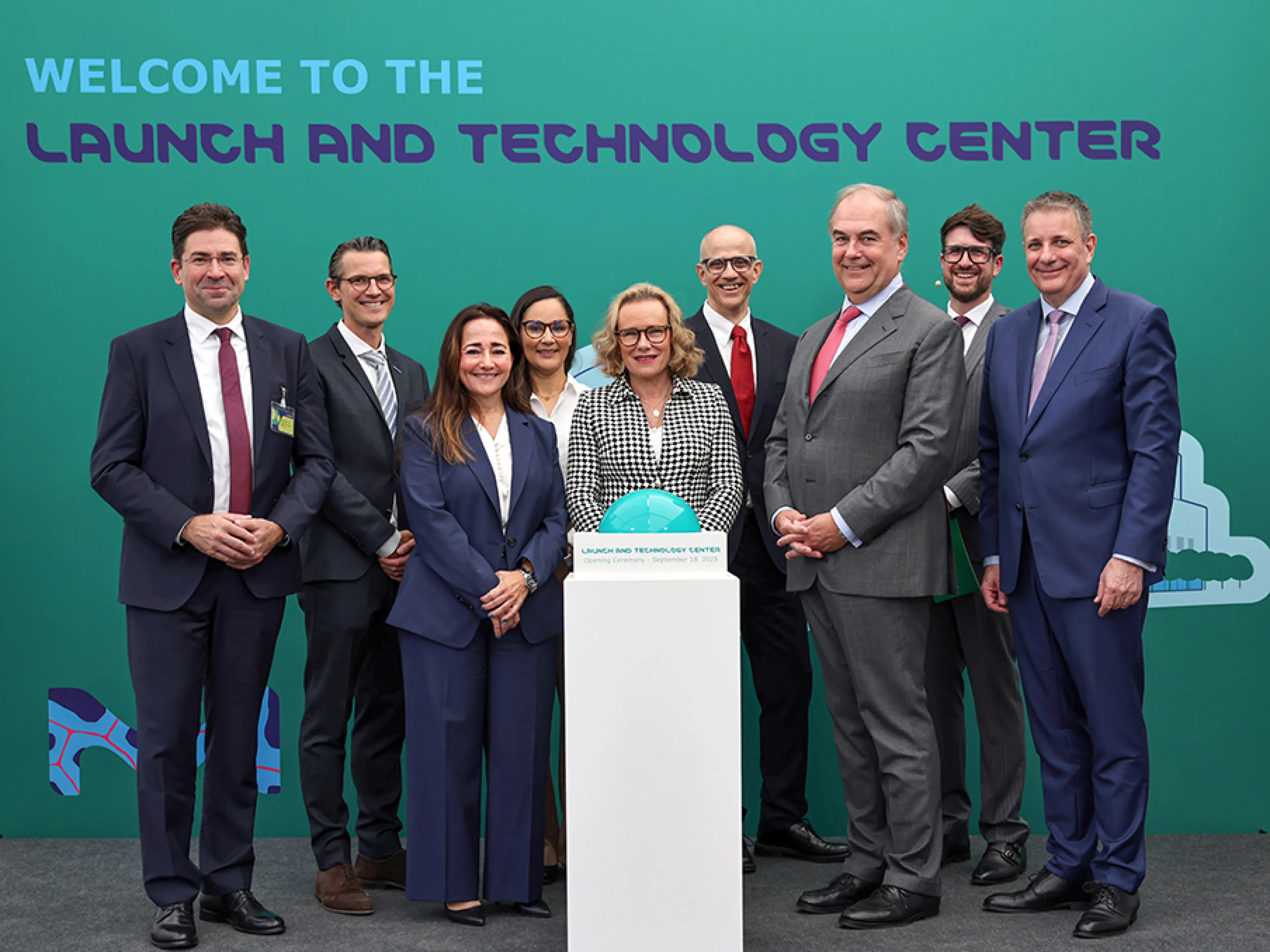 Gemeinsam mit Vertretern aus Politik, Mitgliedern der Eigentümerfamilie und des Vorstands hat Belén Garijo, CEO und Vorsitzende der Geschäftsleitung von Merck (Mitte) das Launch-and-Technology-Center auf dem Merck Campus in Darmstadt eröffnet, Bild: Merck Bei der offiziellen Eröffnung: Von links Jan Hilligardt, Regierungspräsident Darmstadt, Simon Thelen, stellvertretender Vorsitzender des Familienrates und des Gesellschafterrates der E. Merck KG, Teresa Rodó, Leiterin Global Healthcare Operations, Khadija Ben Hammada, Geschäftsleitungsmitglied und Chief People Officer, Belén Garijo, CEO und Vorsitzende der Geschäftsleitung, Danny Bar-Zohar, Mitglied der Geschäftsleitung und CEO Healthcare, Johannes Baillou, Vorsitzender des Vorstandes und des Familienrates