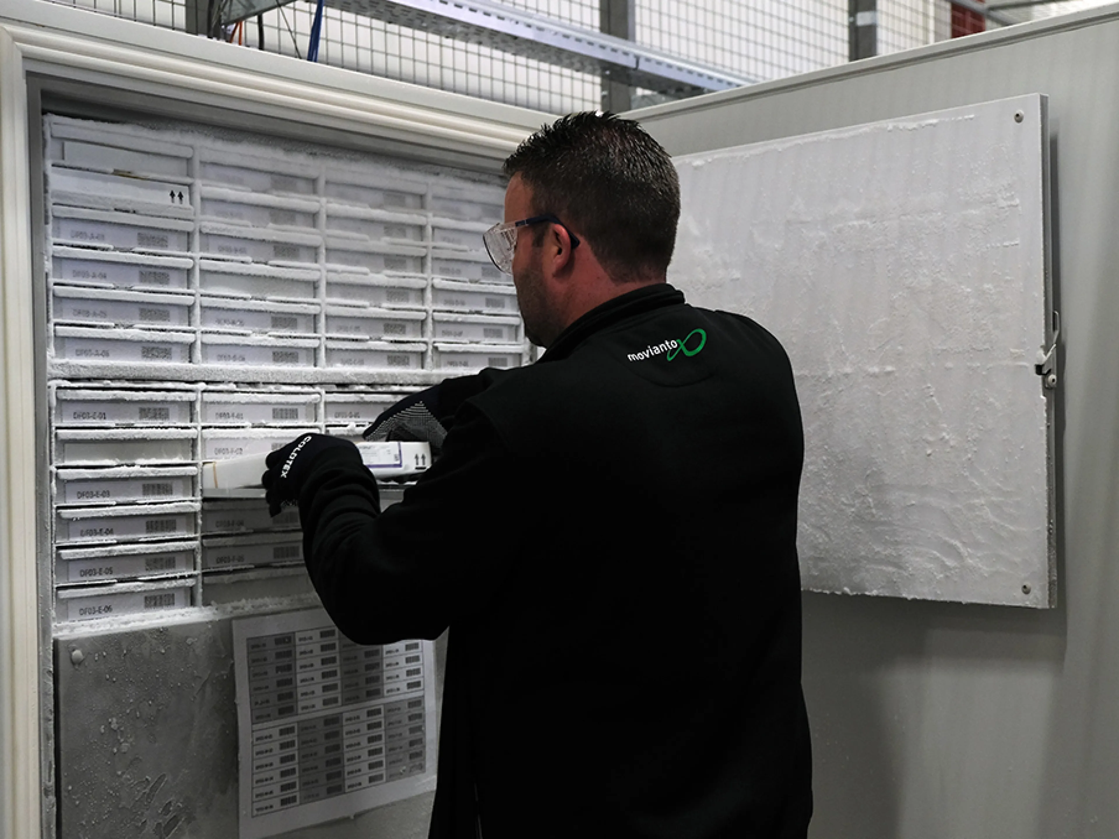 Zur Vermeidung der Erfrierungsgefahr ist bei der Entnahme von Produkten aus Ultra-Tiefkühlschränken das Tragen von Schutzkleidung Pflicht, Bild: Movianto Ultra-Tiefkühlung: Zur Vermeidung der Erfrierungsgefahr ist bei der Entnahme von Produkten aus Ultra-Tiefkühlschränken das Tragen von Schutzkleidung Pflicht