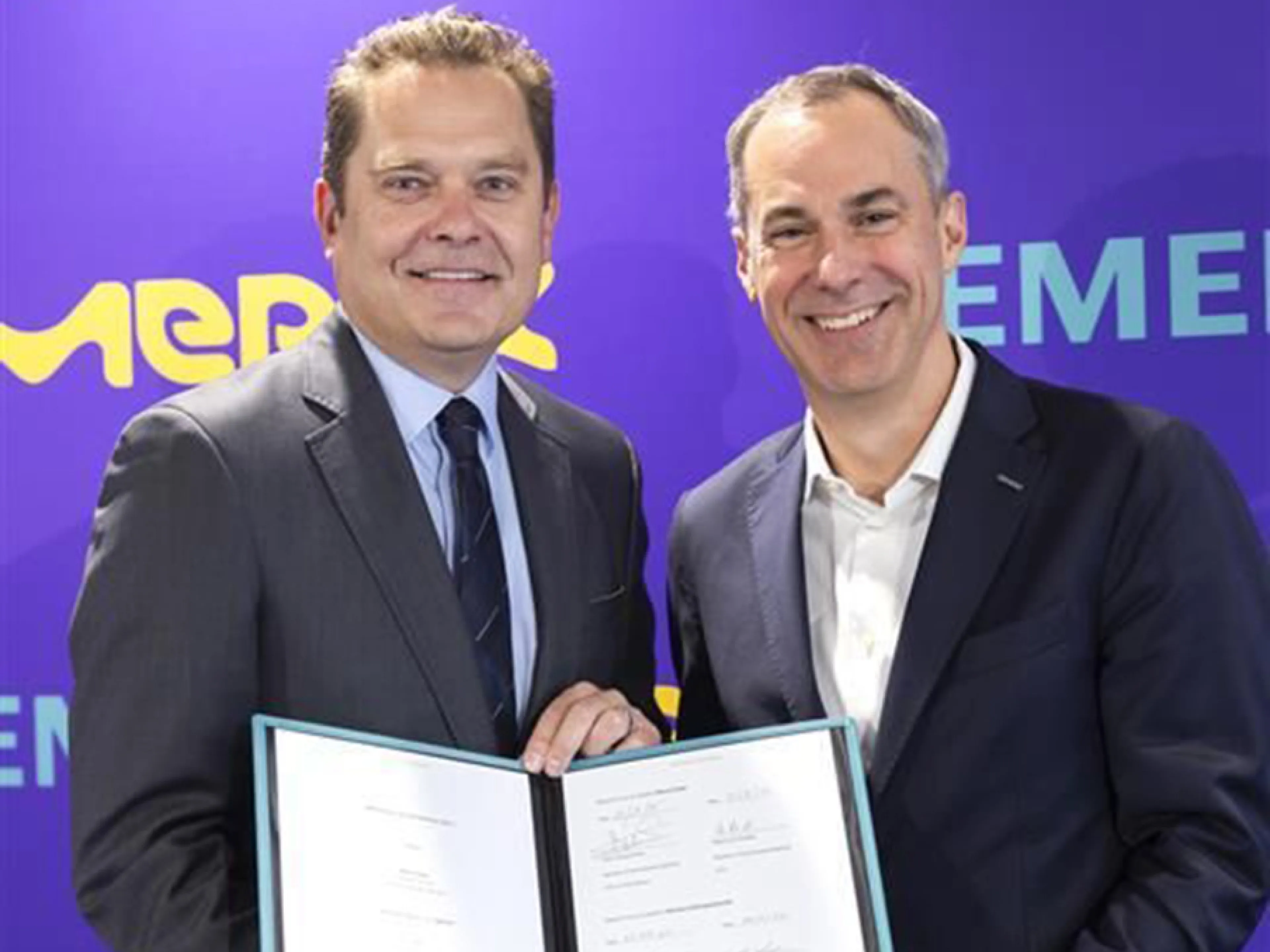 Siemens und Merck bauen strategische Partnerschaft aus: Jean-Charles Wirth, Mitglied der Geschäftsleitung von Merck und CEO Life Science und Cedrik Neike, Mitglied des Vorstands Siemens und CEO von Siemens Digital Industries, Bild: Merck Siemens und Merck bauen strategische Partnerschaft aus: Jean-Charles Wirth, Mitglied der Geschäftsleitung von Merck und CEO Life Science und Cedrik Neike, Mitglied des Vorstands Siemens und CEO von Siemens Digital Industries