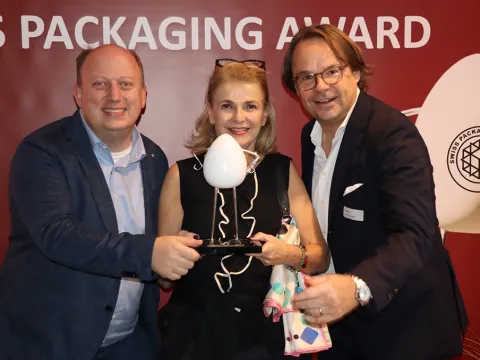 Am 17. Oktober 2024 nahmen Jürgen Bodenmüller, Ivana Rocca und Michael Hermann von Südpack Medica den Swiss Packaging Award in Olten entgegen