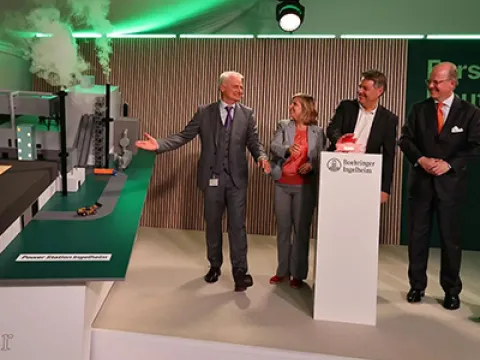 v.l.n.r.: Projektleiter Frank Zornow, die rheinland-pfälzische Energieministerin und Vorsitzende der Umweltministerkonferenz Katrin Eder, Bundesminister für Wirtschaft und Klimaschutz Robert Habeck, Vorsitzender der Unternehmensleitung Boehringer Ingelheim Hubertus von Baumbach