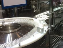 Maschinen- und Anlagenbau: Abfüll- und Verpackungsmaschine in der Pharmaproduktion