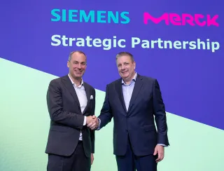 Cedrik Neike, CEO Digital Industries Siemens, und Kai Beckmann, CEO Electronics Merck, freuen sich auf die Zusammenarbeit