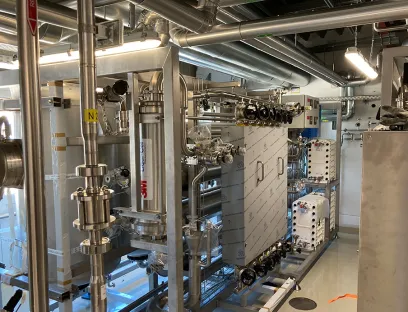 Der PW-Erzeuger von Pharmatec, der bei Vetter zum Einsatz kommt, hat eine Kapazität von 10.000 Litern pro Stunde und beinhaltet mehrere Prozessstufen, Bild: Syntegon Der PW-Erzeuger von Pharmatec, der bei Vetter zum Einsatz kommt, hat eine Kapazität von 10.000 Litern pro Stunde und beinhaltet mehrere Prozessstufen