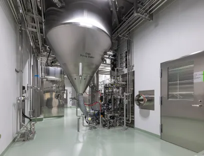 Unterer Teil der Gea PSD-3-Trockenkammer mit Schwenkkegel, Bild: Chugai Sprühtrockner - unterer Teil der Gea PSD-3-Trockenkammer mit Schwenkkegel