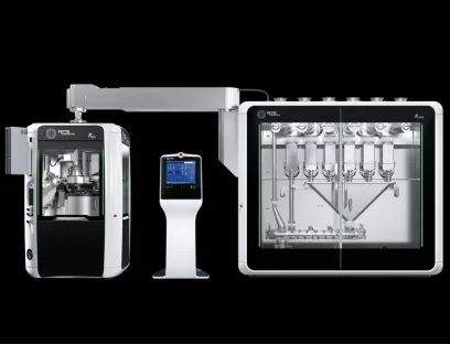 Kontinuierliche Direktverpressungsanlage bestehend aus dem kontinuierlichen Verarbeitungssystem FE CPS (rechts), einer Rundläufertablettenpresse FE55 (links) und einem zentralen HMI-Bedienterminal (Mitte), Bilder: Fette Compacting Kontinuierliche Direktverpressungsanlage bestehend aus dem kontinuierlichen Verarbeitungssystem FE CPS (rechts), einer Rundläufertablettenpresse FE55 (links) und einem zentralen HMI-Bedienterminal (Mitte).