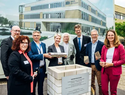 Grundsteinlegung für das Forschungsgebäude des Helmholtz-Instituts für One Health mit Vertretern aus Wissenschaft, Politik und Partnerinstitutionen, Bild: Wally Pruss Infektionsforschung: Grundsteinlegung für das Forschungsgebäude des Helmholtz-Instituts für One Health mit Vertretern aus Wissenschaft, Politik und Partnerinstitutionen