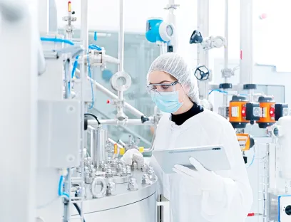Mitarbeiterin an einer Pharma-Industrieanlage, Bild: Spiegltec Spiegltec Mitarbeiterin an einer Pharma-Industrieanlage