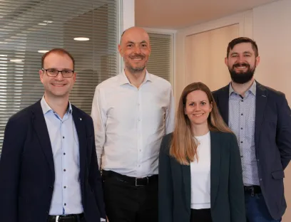 Das Team von Smartbax, v.l.n.r.: Dr. Robert Macsics (CEO & Co-Founder), Prof. Dr. Stephan Sieber (Scientific Advisor & Co-Founder), Dr. Sylvia Varland (Senior Scientist) und Dr. Eric Juskewitz (Senior Scientist), Bild: Smartbax Das Team von Smartbax, v.l.n.r.: Dr. Robert Macsics (CEO & Co-Founder), Prof. Dr. Stephan Sieber (Scientific Advisor & Co-Founder), Dr. Sylvia Varland (Senior Scientist) und Dr. Eric Juskewitz (Senior Scientist)