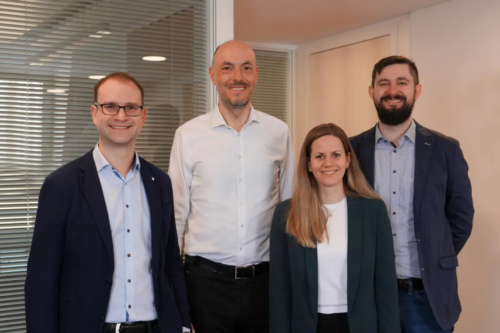 Das Team von Smartbax, v.l.n.r.: Dr. Robert Macsics (CEO & Co-Founder), Prof. Dr. Stephan Sieber (Scientific Advisor & Co-Founder), Dr. Sylvia Varland (Senior Scientist) und Dr. Eric Juskewitz (Senior Scientist), Bild: Smartbax Das Team von Smartbax, v.l.n.r.: Dr. Robert Macsics (CEO & Co-Founder), Prof. Dr. Stephan Sieber (Scientific Advisor & Co-Founder), Dr. Sylvia Varland (Senior Scientist) und Dr. Eric Juskewitz (Senior Scientist)